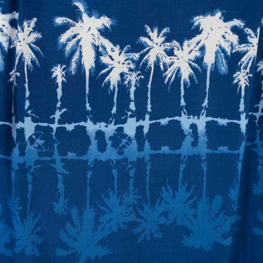 detalle de Camisa hawaiana manga corta azul de rayón para hombre con estampado de palmeras