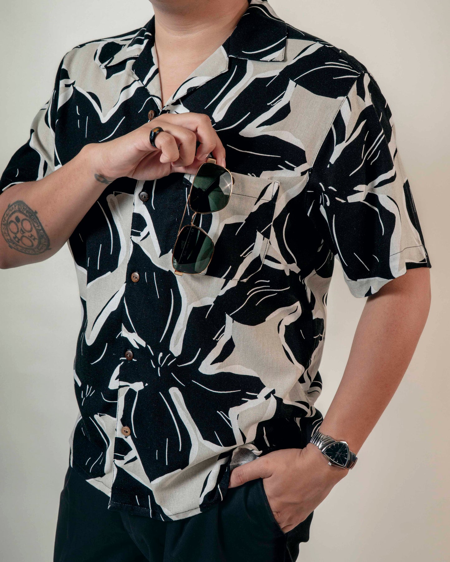 Camisa hawaiana manga corta hibisco negro
