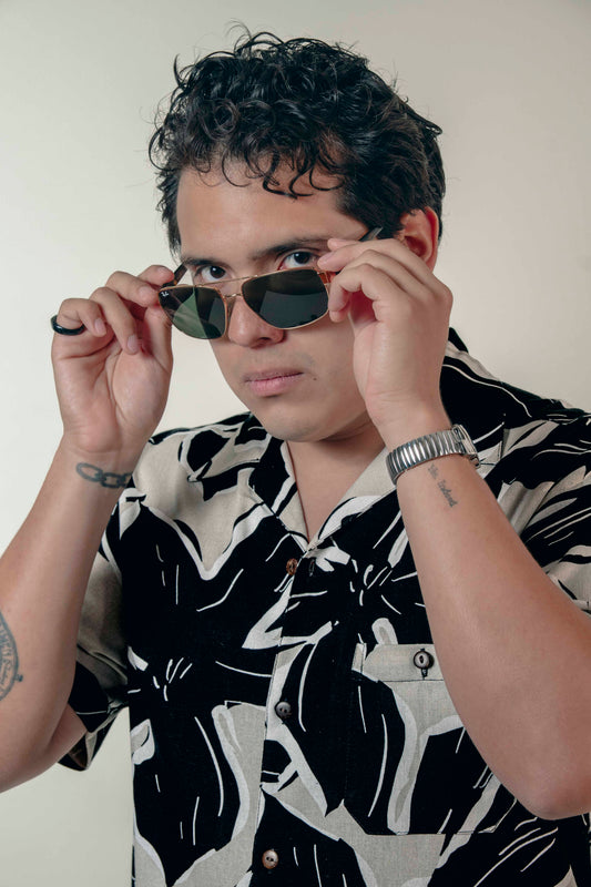 Camisa hawaiana manga corta hibisco negro