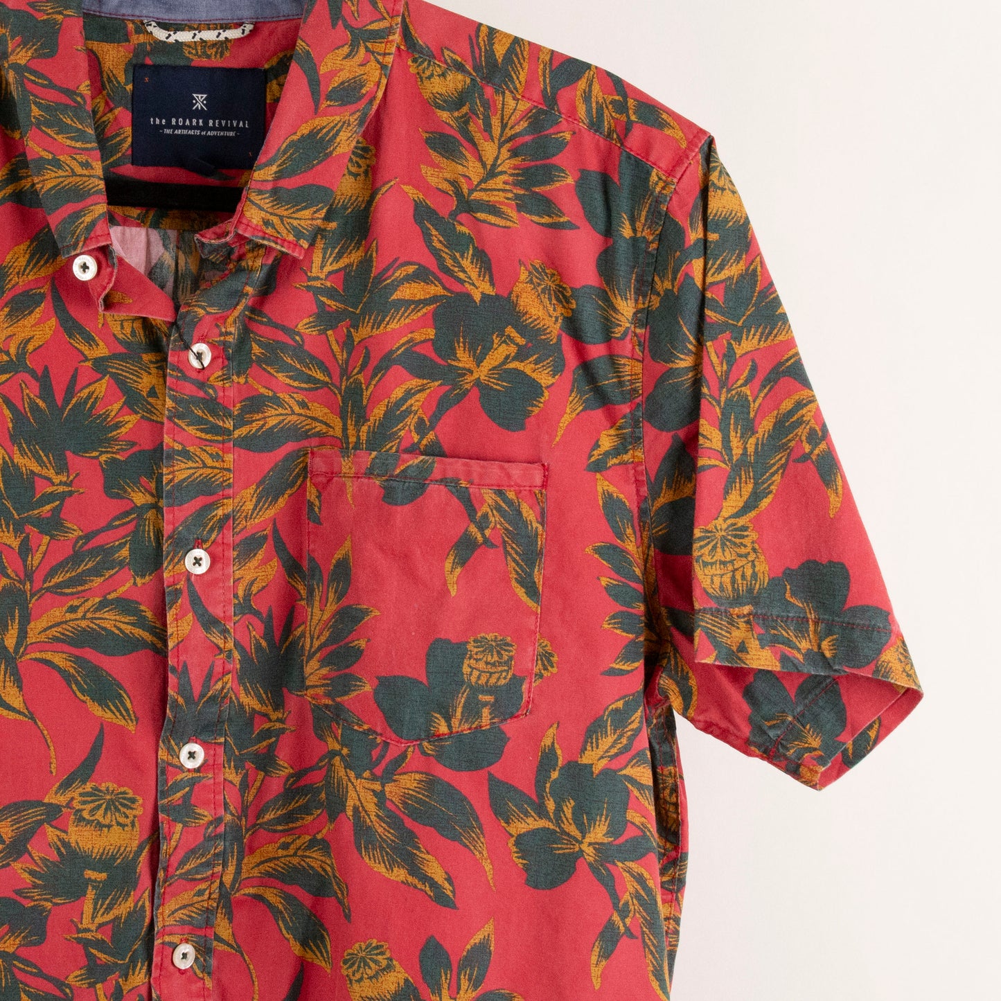Camisa hawaiana rojo (L) The Roark Revival