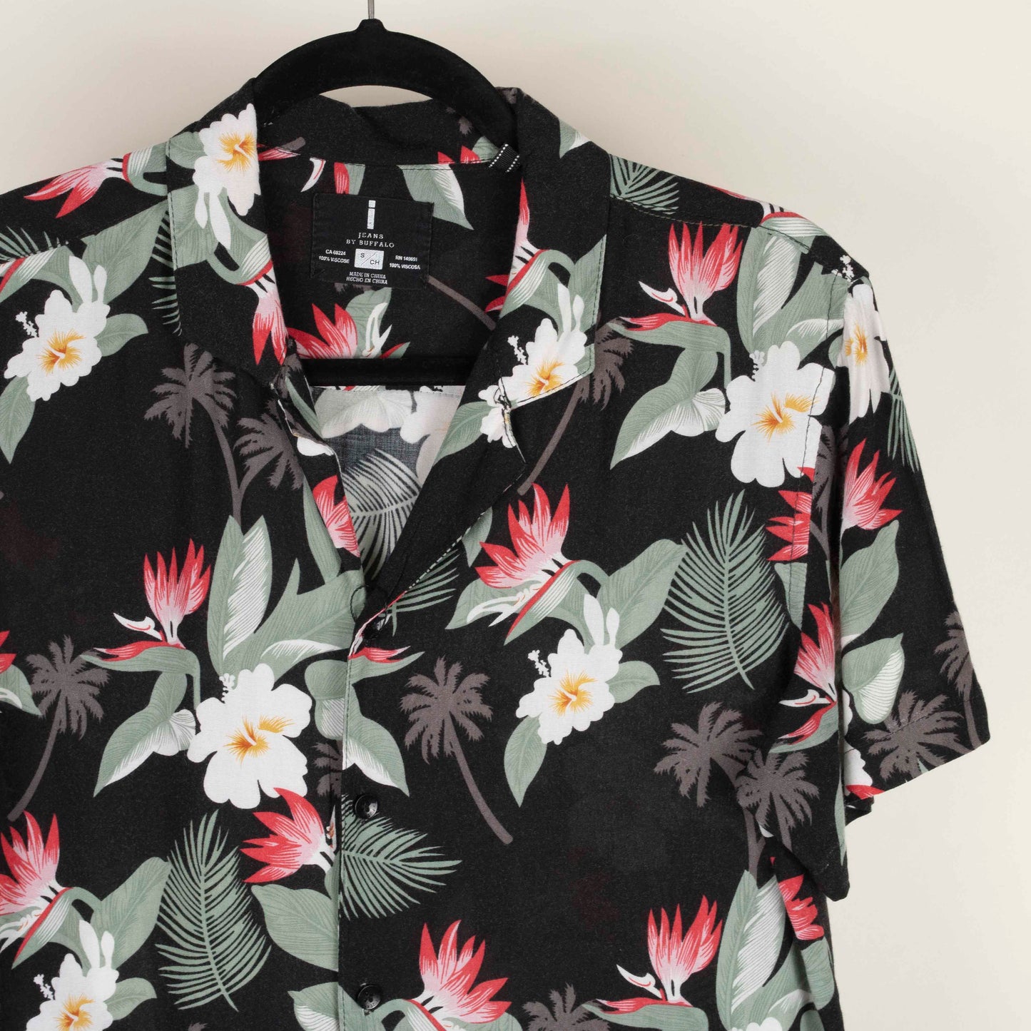 Camisa hawaiana negra (S) Jeans