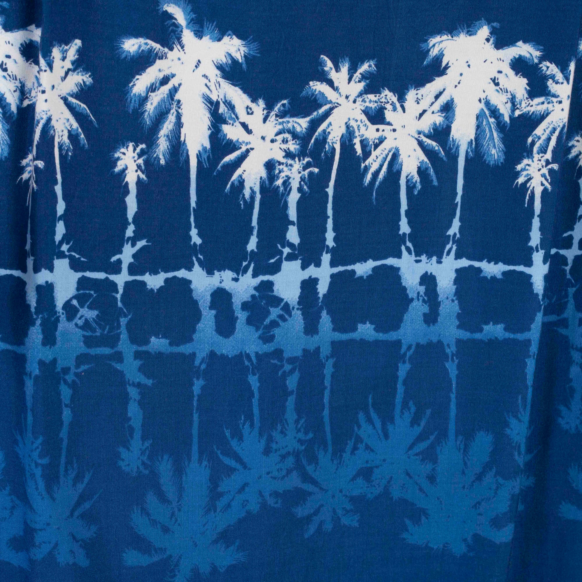 detalle de Camisa hawaiana manga corta azul de rayón para hombre con estampado de palmeras