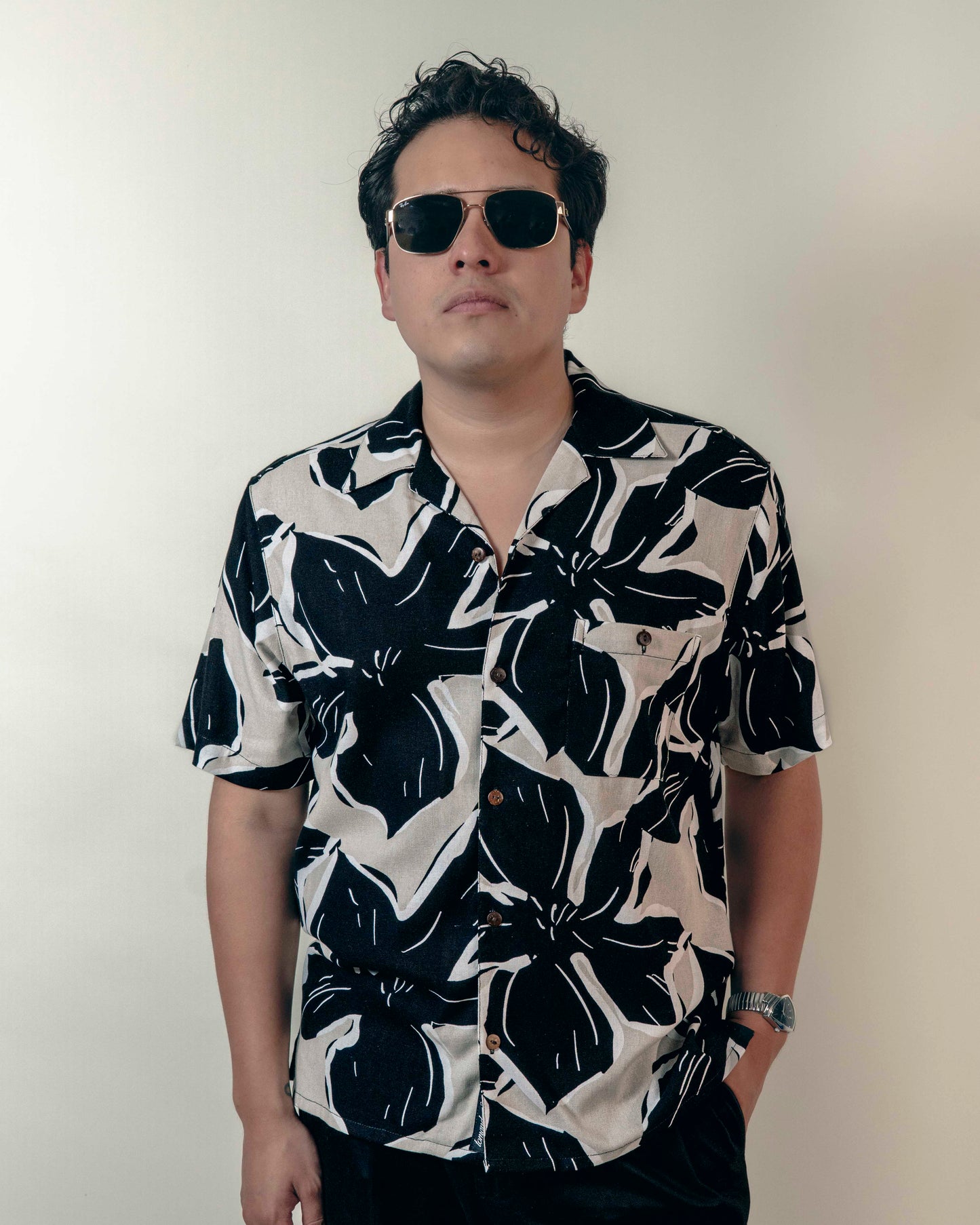 Camisa hawaiana manga corta hibisco negro