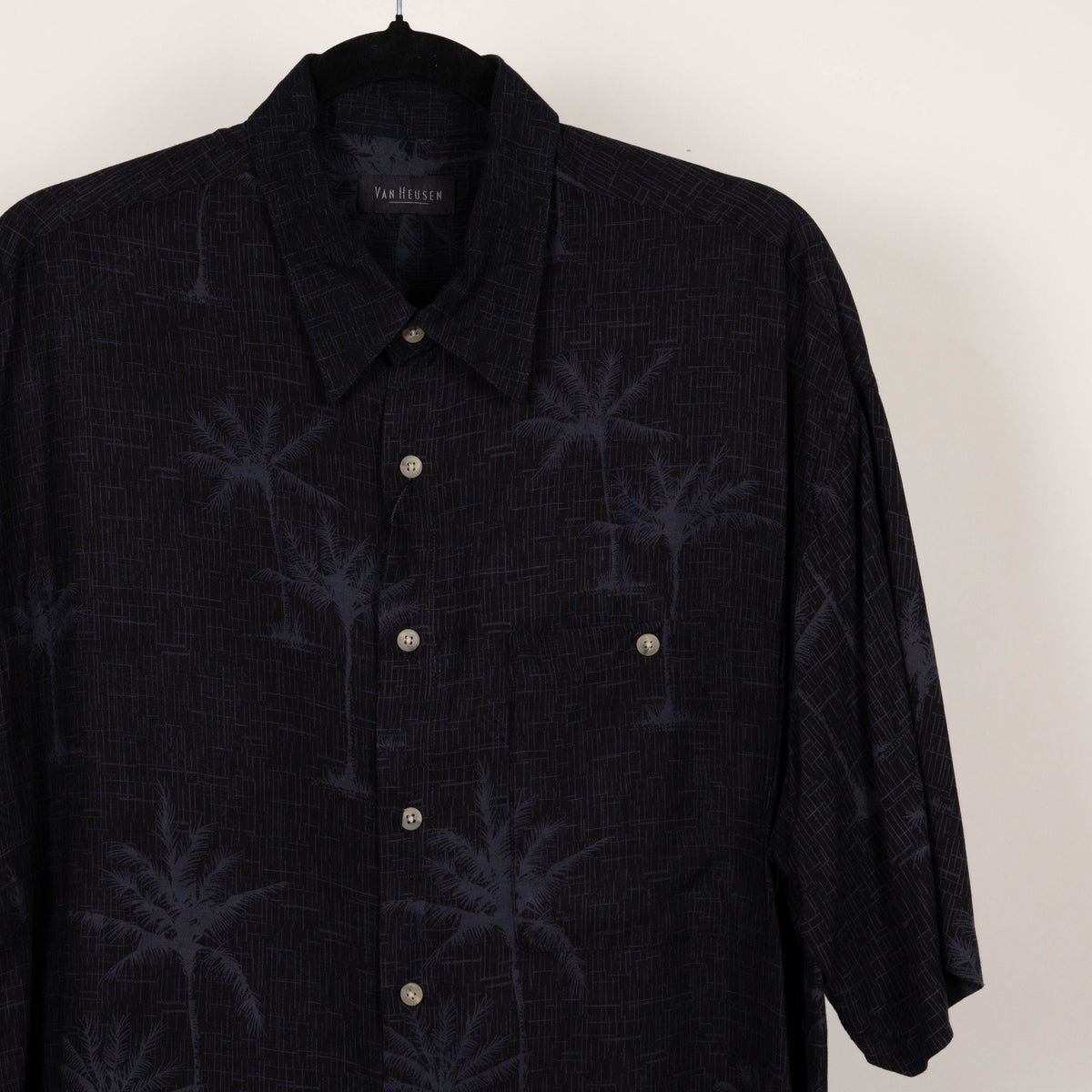 Camisa hawaiana negra (L) Van Heusen