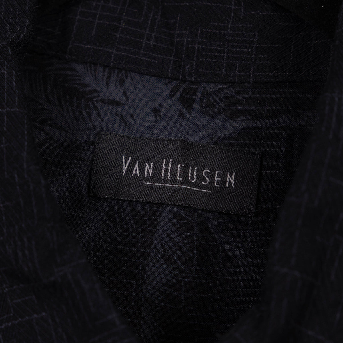 Camisa hawaiana negra (L) Van Heusen