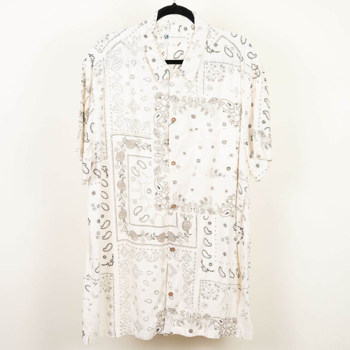 camisa estampada blanca (XL) aeropostale