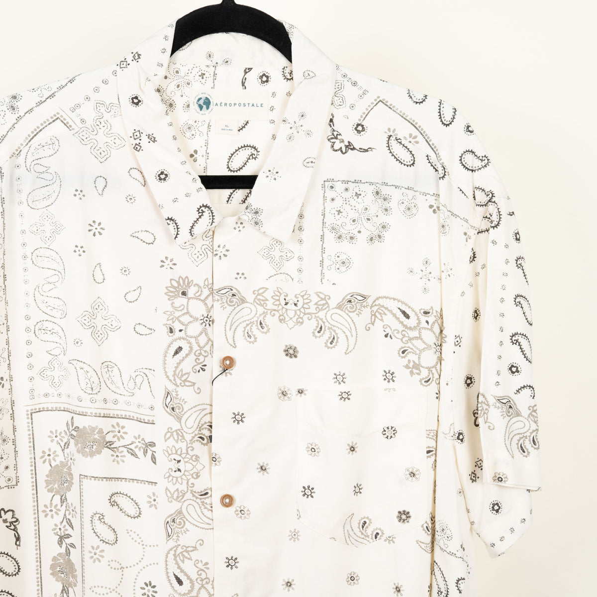 camisa estampada blanca (XL) aeropostale