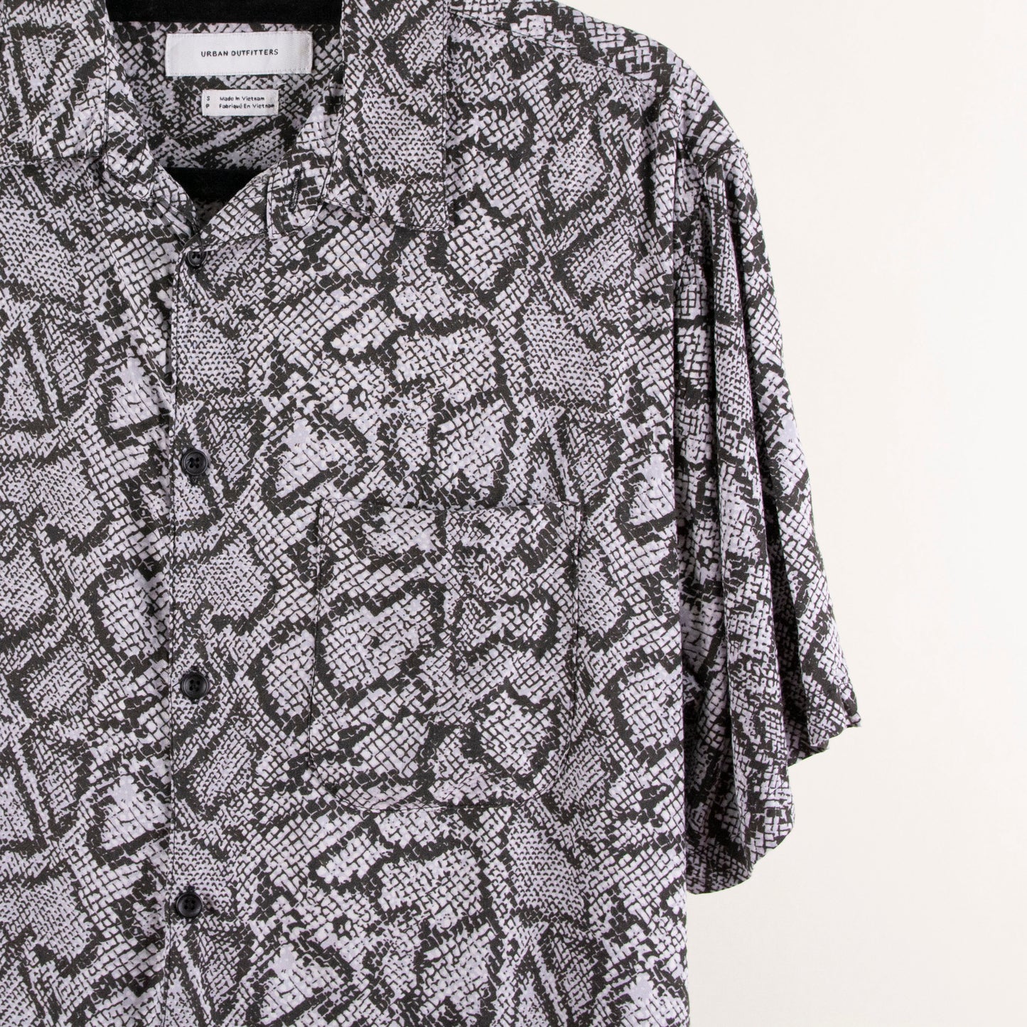 Camisa estampada gris (S) Urban Outfitters